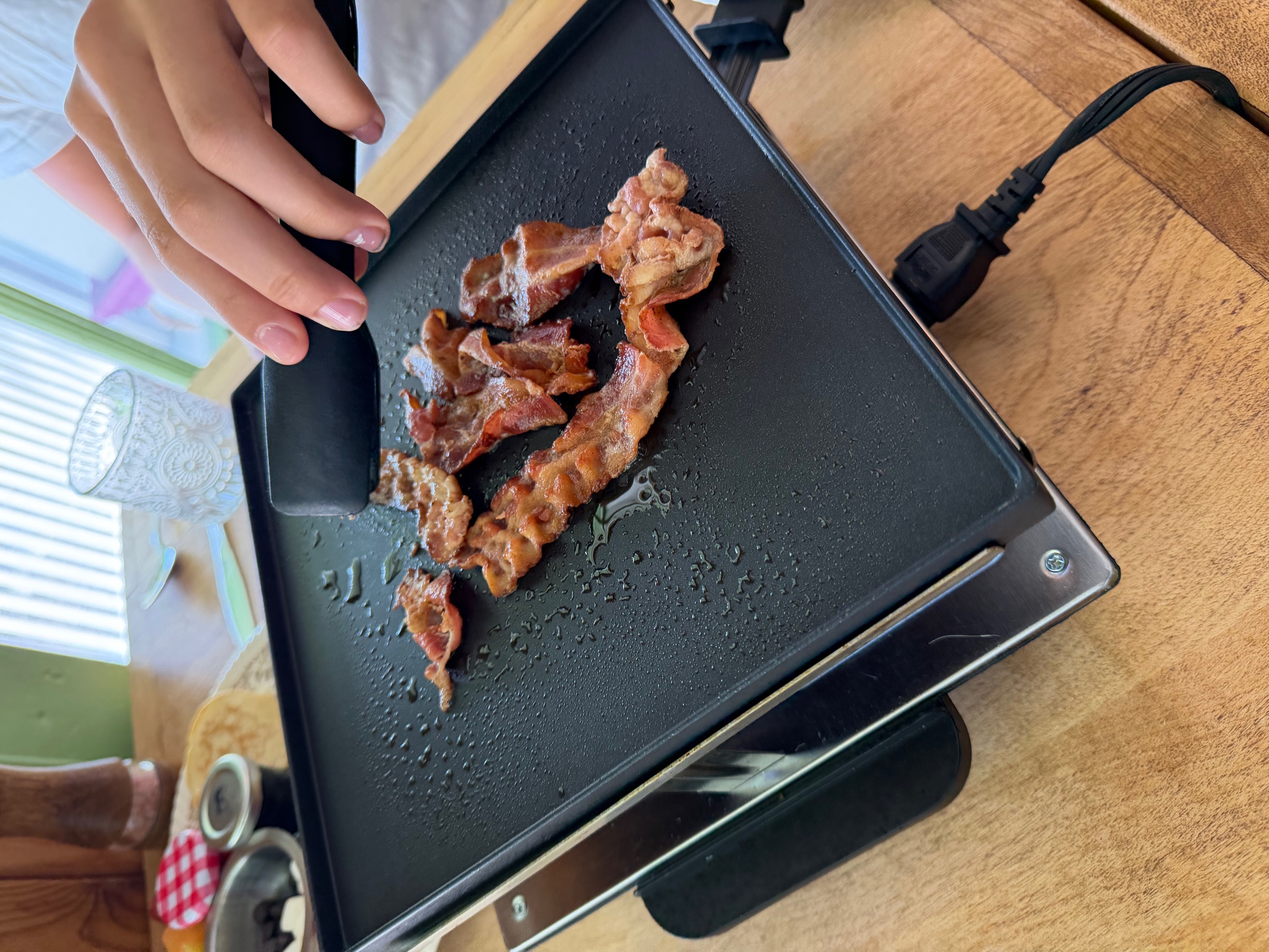 The fun of cooking your bacon and raclette for breakfast